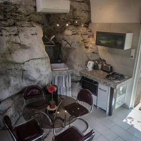 Domaine Les Princes, Logis Troglodyte 호텔 Lanas